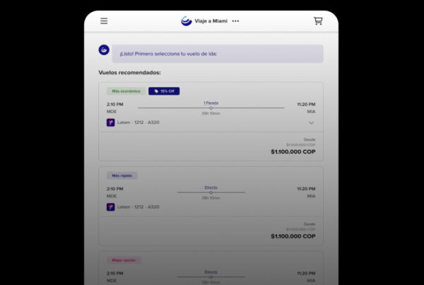 Mockup en pantalla de escritorio mostrando el Asistente Virtual de Viajes diseñado por Paola López Mejía